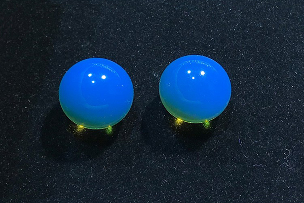 在標(biāo)準(zhǔn)光源條件下劃分多米尼加藍(lán)珀的顏色等級