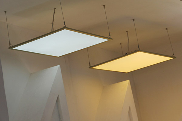 光源的光譜特性對顏色的形成有什么影響？