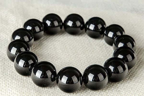 在標(biāo)準(zhǔn)光源箱中劃分碧璽的顏色類型