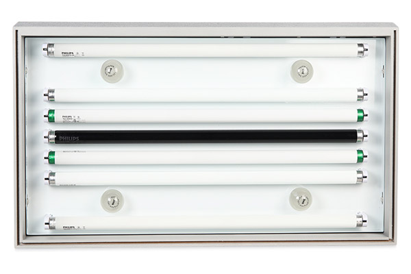 什么是三基色燈？對色燈箱中哪種光源使用的是三基色燈？